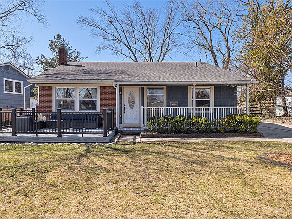 2nd image of 1621 Saunders Cres