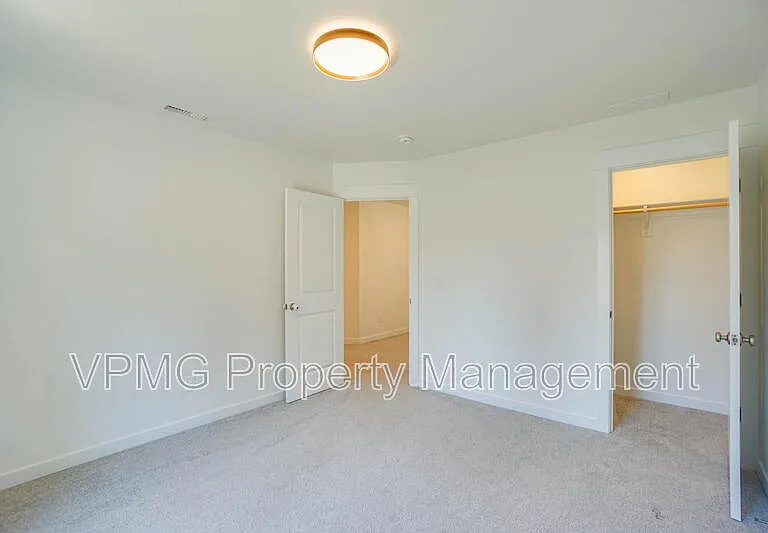 935 SE 36th St — Photo 31