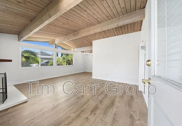 2545 Elden Ave — Photo 6