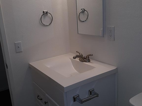 5th image of 607 E Kaweah Ave