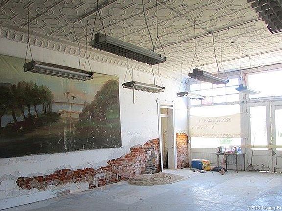 4th image of 121 E Howard St