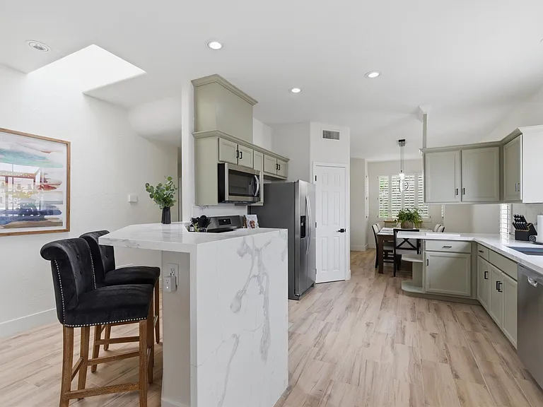 11011 N Zephyr Dr #210 — Photo 3