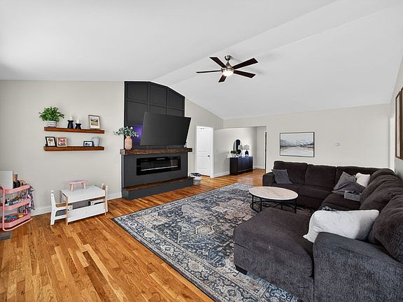 4th image of 4325 Hensley Ct