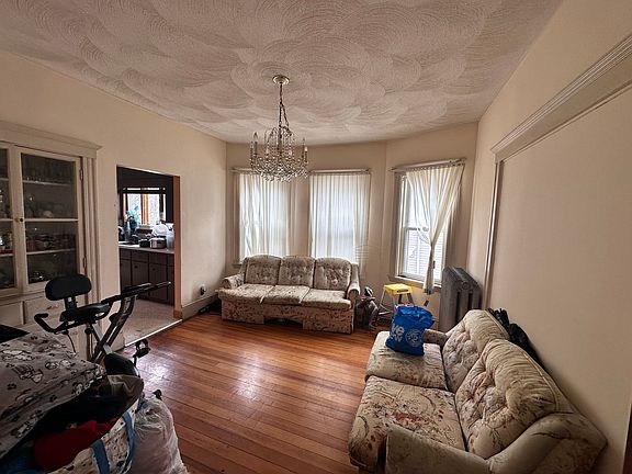 3rd image of 91 Waverly St Floor 2