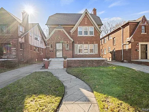 18033 Northlawn St #2 Photo 1