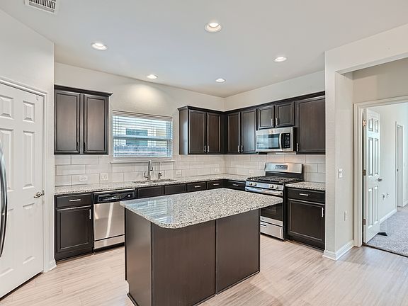 4th image of 821 Durness Dr