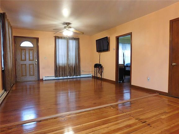 5th image of 121 Sutton Ave