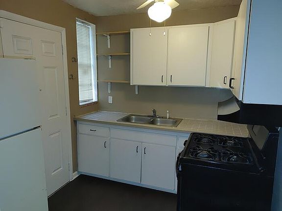 3rd image of 2708 N Poplar Ave #1