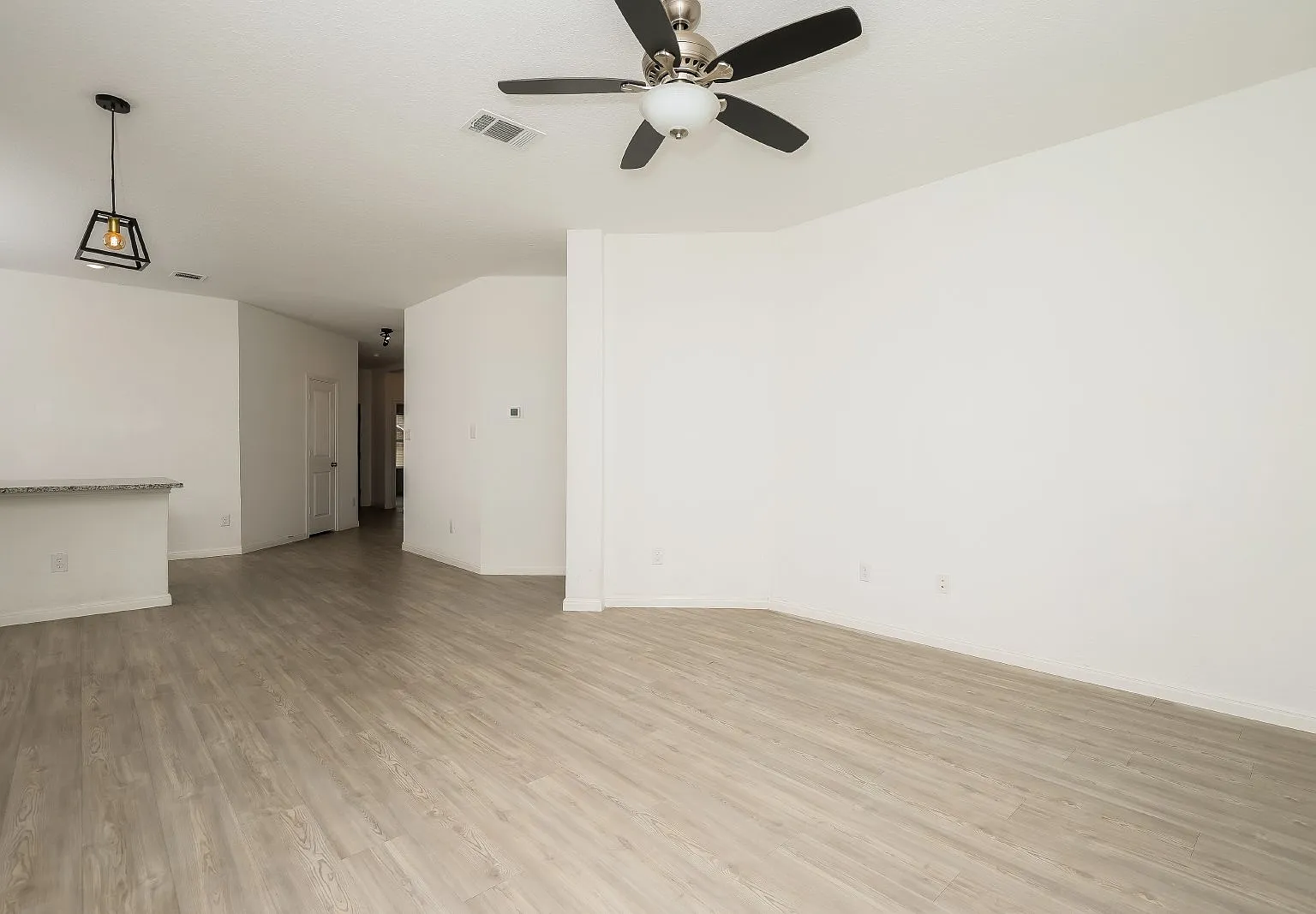 3 bed, 2.0 bath, 1410 sqft, $1,985 — Photo 3