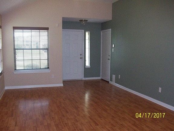 Entryway with attractive color