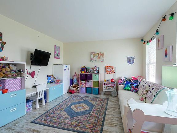 5th image of 135 Buttercup Blvd