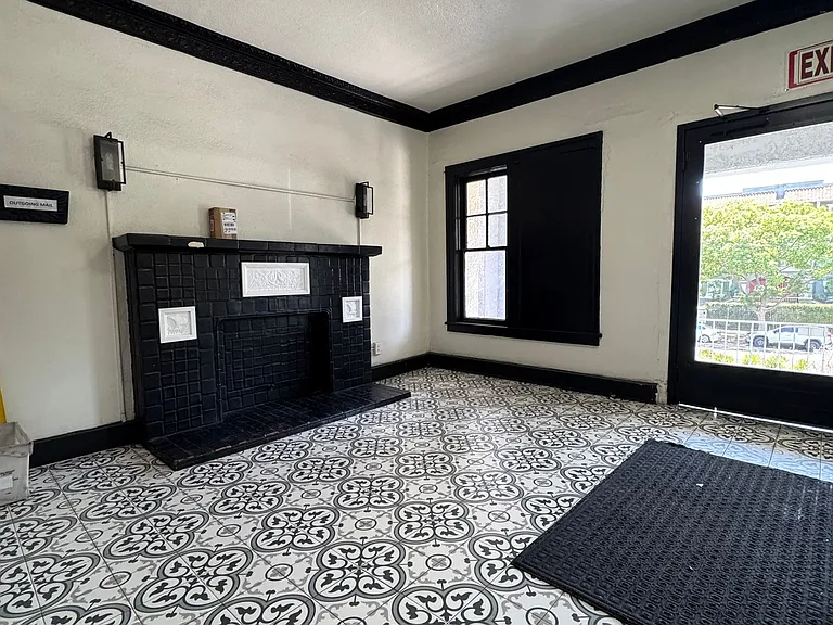 447 S. Rampart Blvd - Studio & 1 Bedroom Apartment! — Photo 2