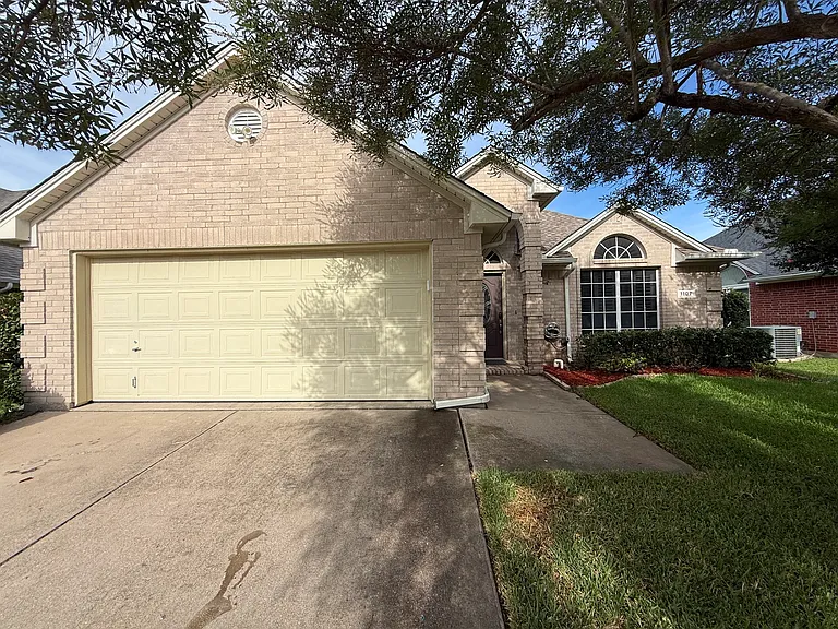 1107 Lyra Ln — Photo 1