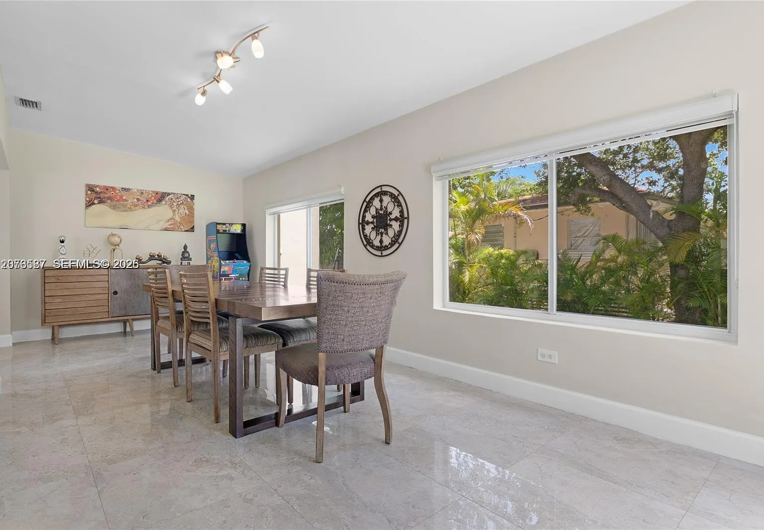 3 bed, 2084 sqft, $6,200 — Photo 4