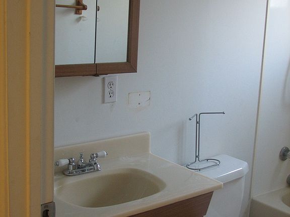 4th image of 415 Elm Ave