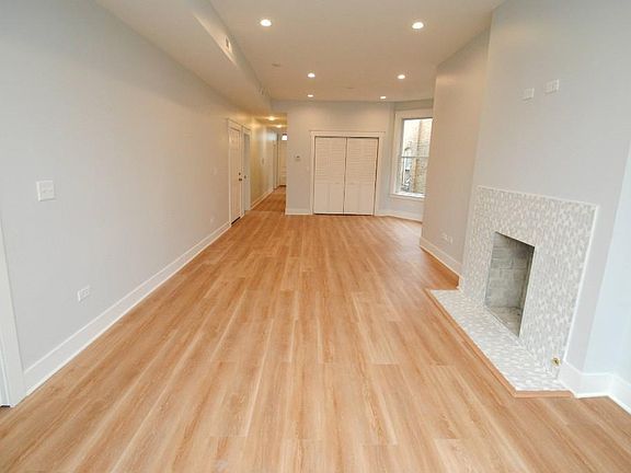 3rd image of 870 W Buckingham Pl #1311