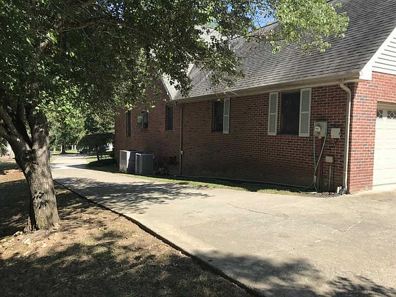 3rd image of 207 Back 9 Dr