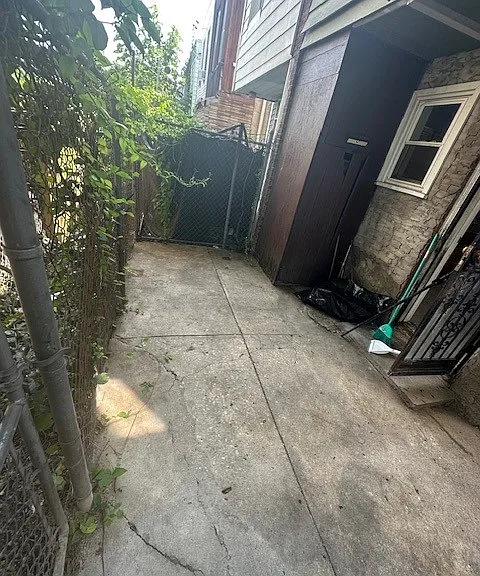2339 N Gratz St — Photo 24