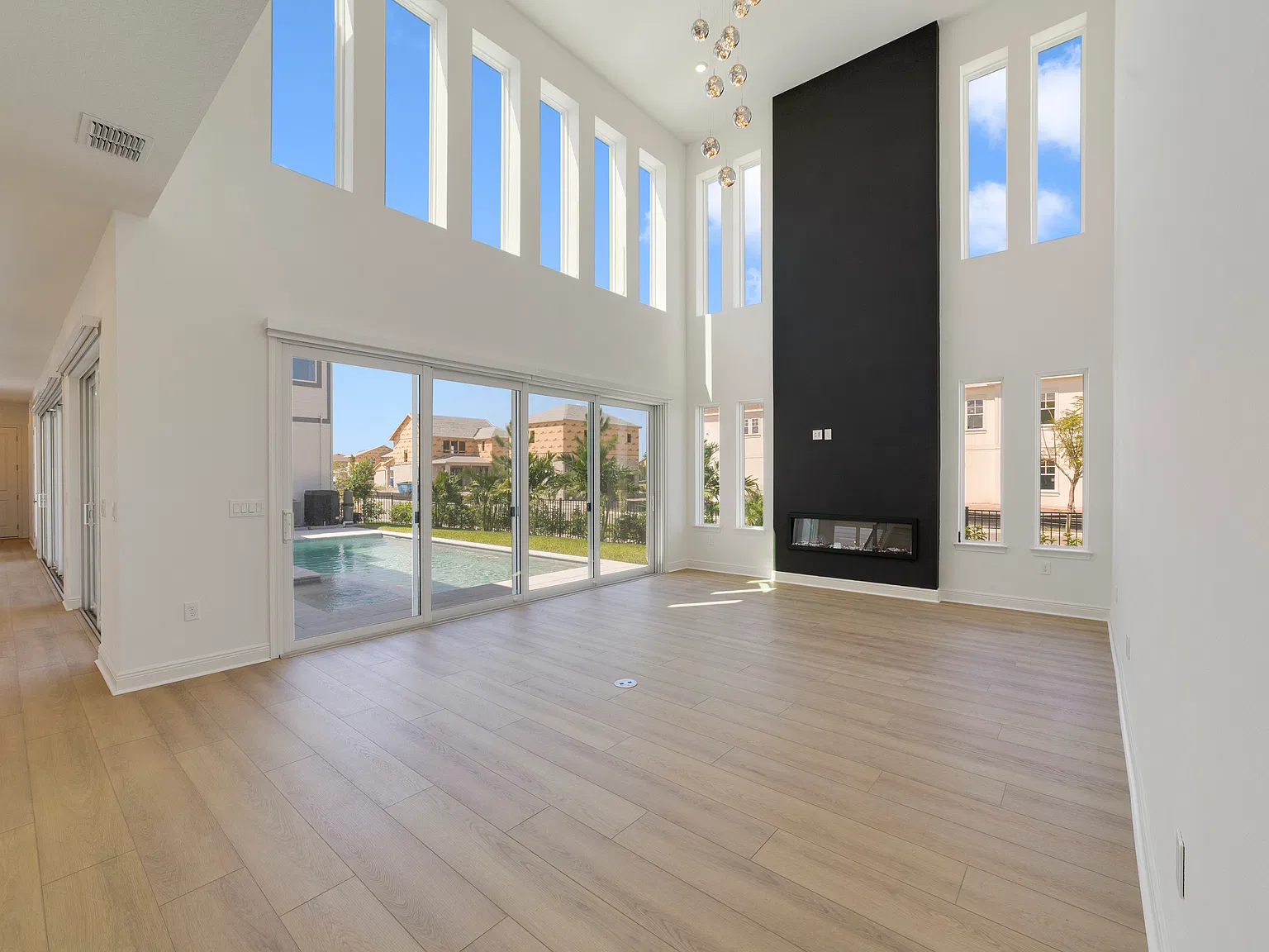6 bed, 4574 sqft, $9,750 — Photo 4
