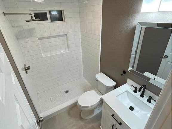 3rd image of 414 Wilshire Ln #B