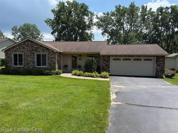 4074 Loch Dr, Highland, MI 48357