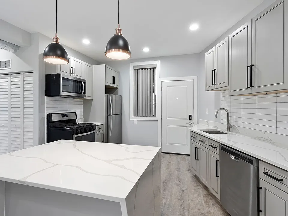 7642 N Eastlake Ter