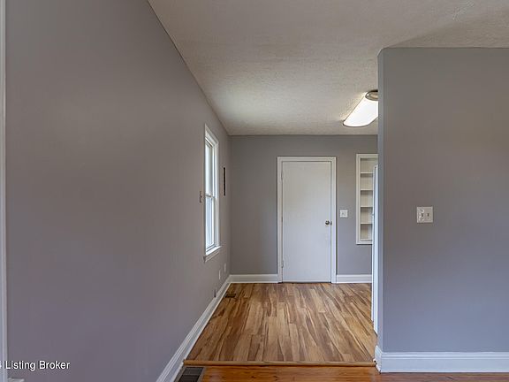 3rd image of 105 Crenshaw Ln