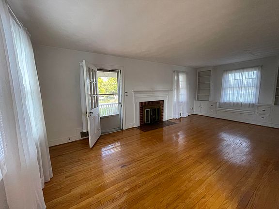 3rd image of 1541 Shamrock St NW