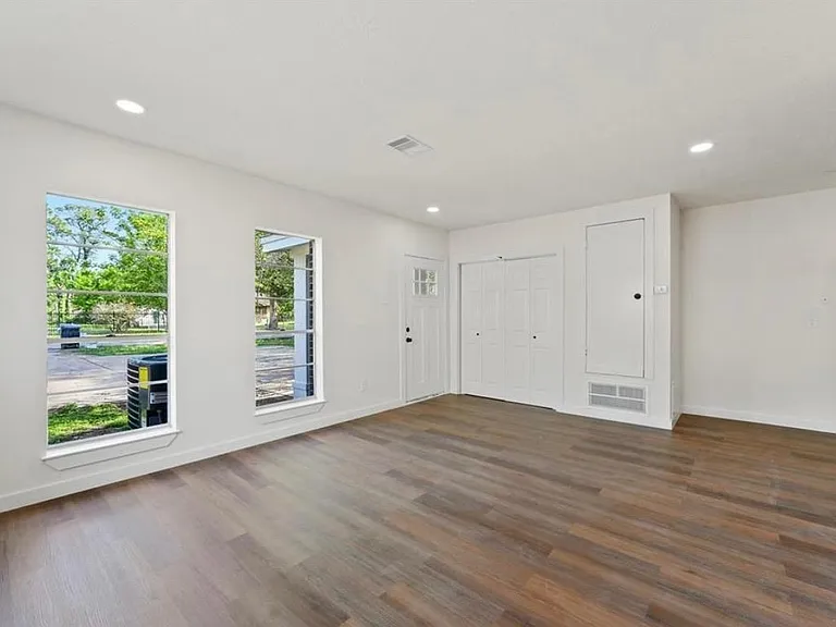 828 Westford St — Photo 8