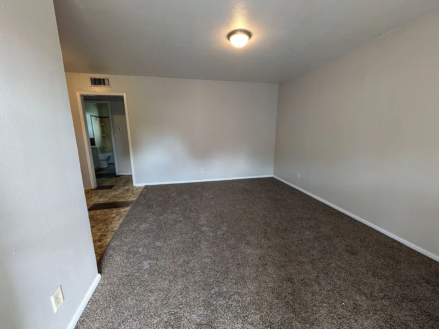 650 W Florida Ave — Photo 2