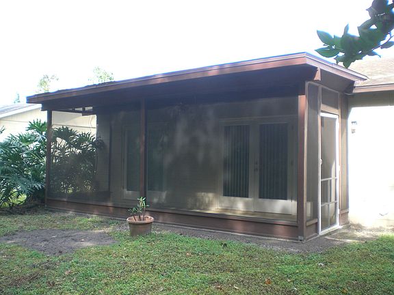 3rd image of 901 Oak Manor Cir