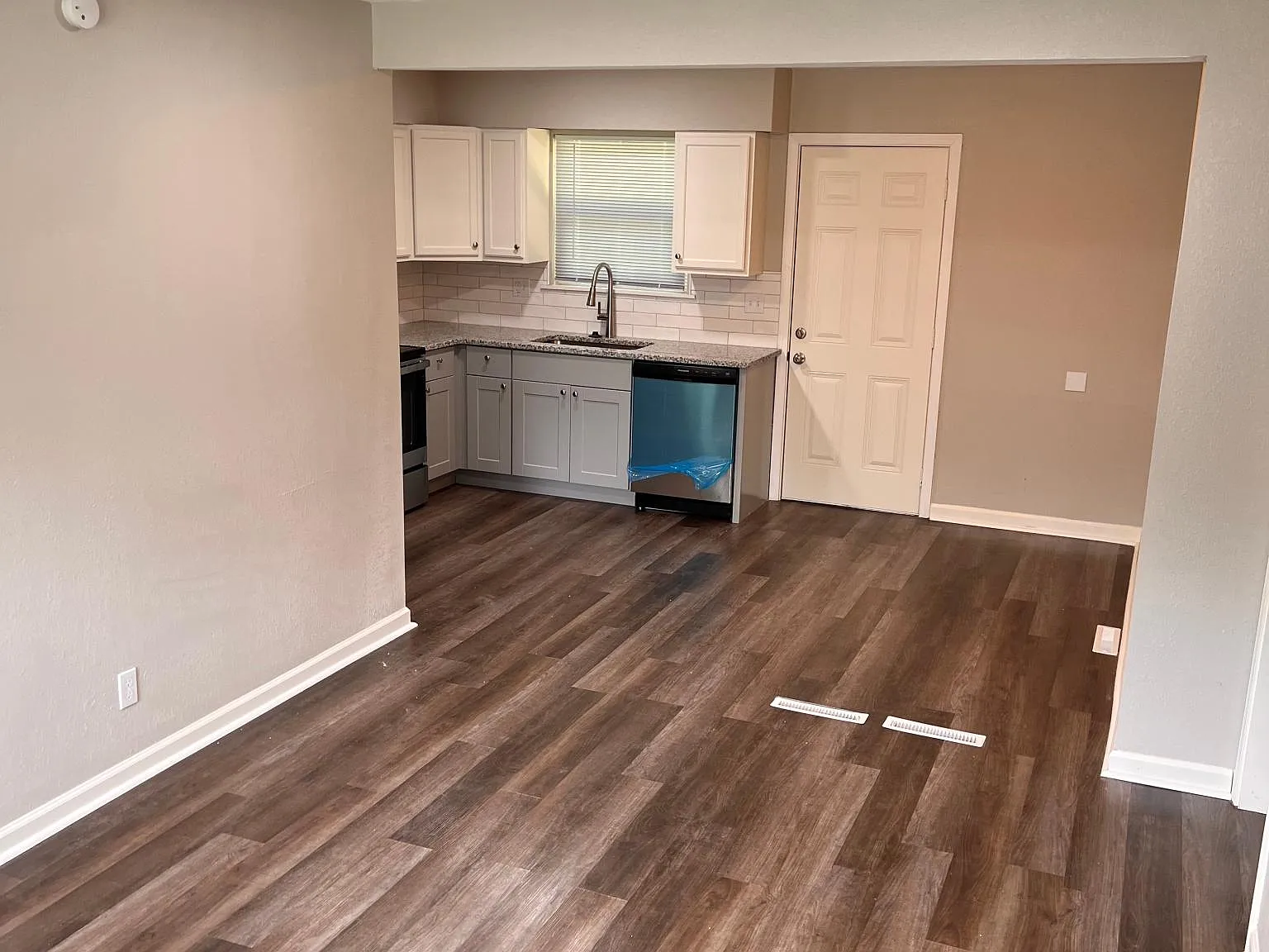 2 bed, 900 sqft, $1,300 — Photo 2