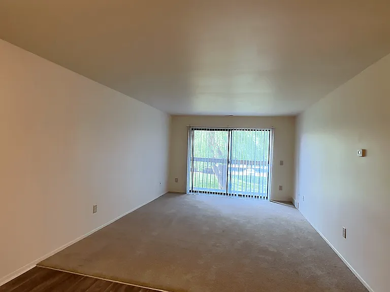 Lakeside Village Apartments — Photo 157