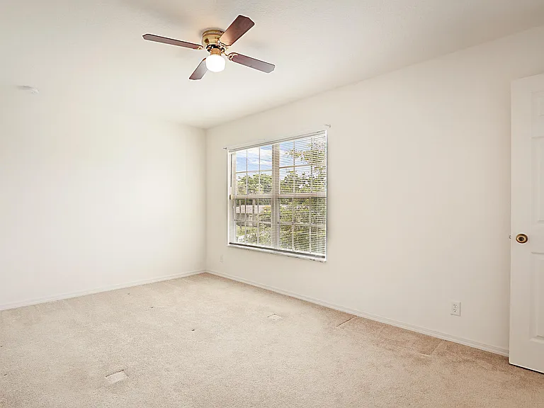 617 SE Karrigan Ter — Photo 34