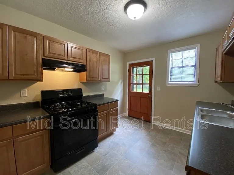 1404 Division St — Photo 3