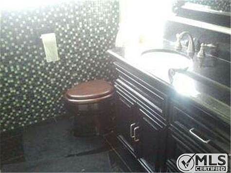 5th image of 517 Anita St