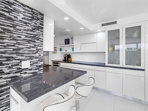 4th image of 3031 N Ocean Blvd