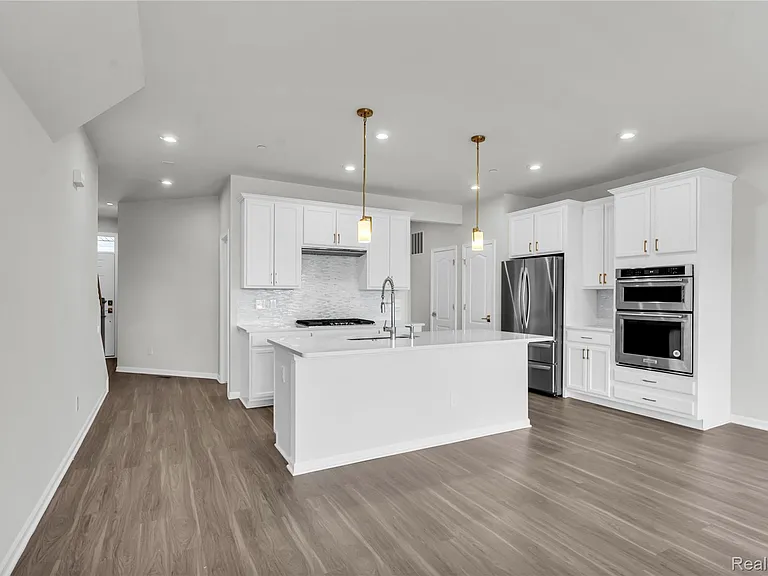 313 Strawberry Dr #5 — Photo 6
