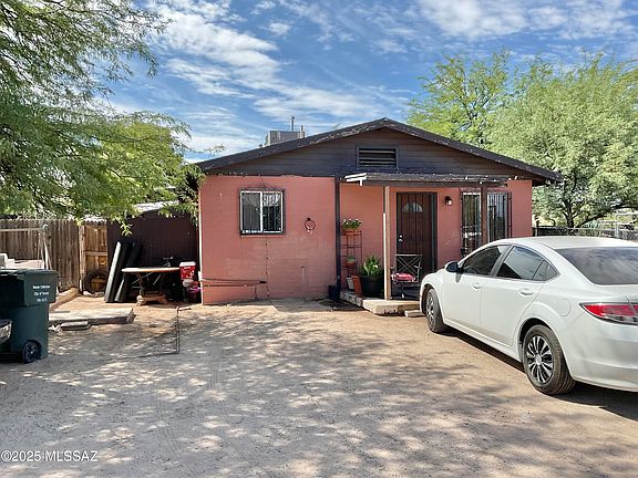 2nd image of 303 & 305 Palmdale St