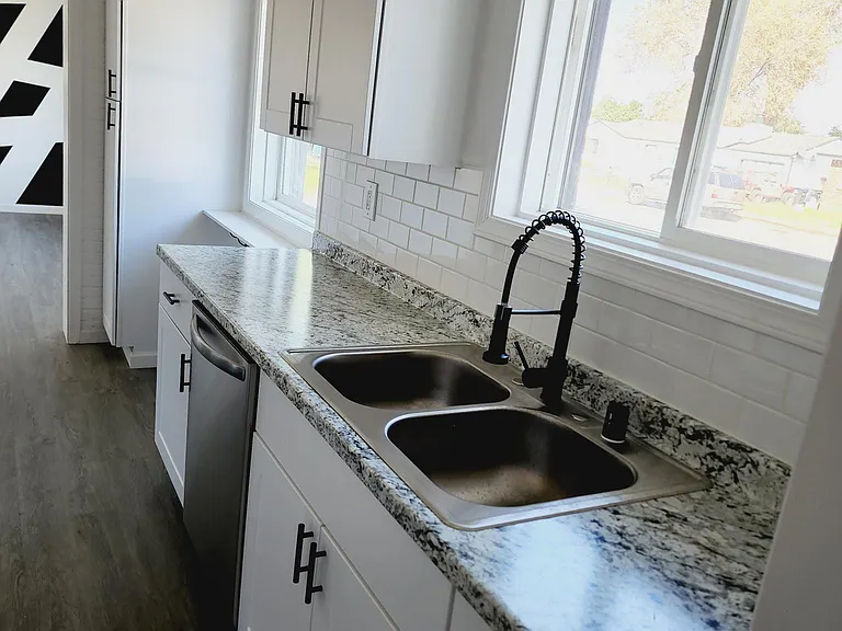 1420 W Lee St — Photo 15