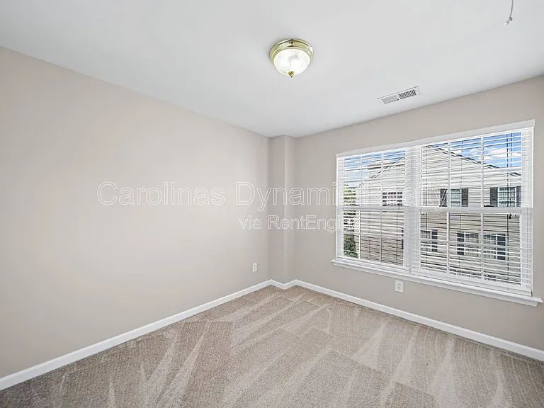 1526 Royal Auburn Ave — Photo 22