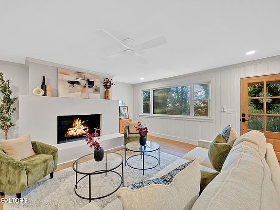 4th image of 300 Larry Cir