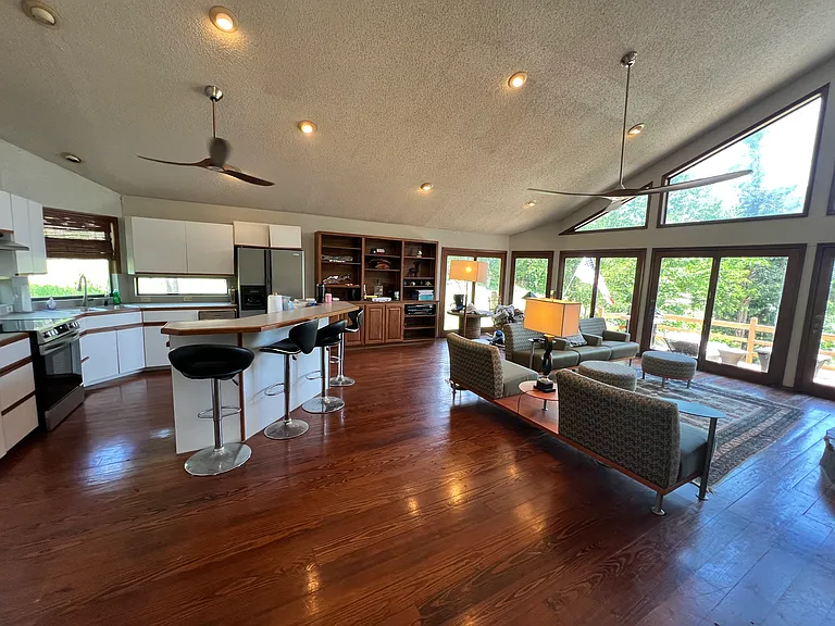 545 Lakeview Dr — Photo 3