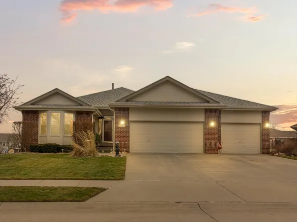 1021 Shoal Dr, Carter Lake, IA 51510