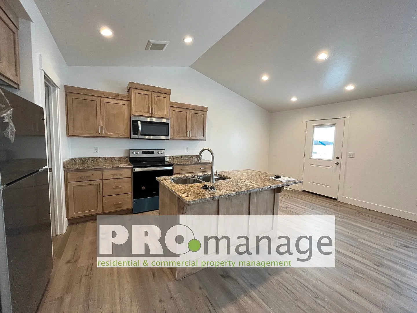3 Bed, 2 Bath Town Home w/ 2 Car Garage - Idaho Falls — Photo 3