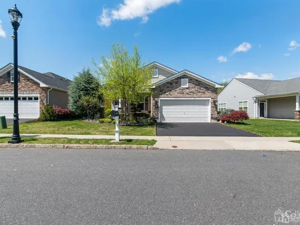 20 Spangenberg Ln, Somerset, NJ 08873