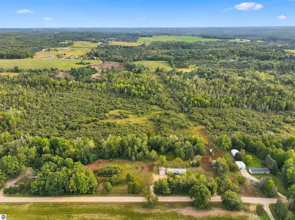 6890 E 46th Rd, Cadillac, MI 49601