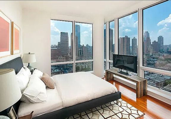 3rd image of 306 W 48th St APT 18A