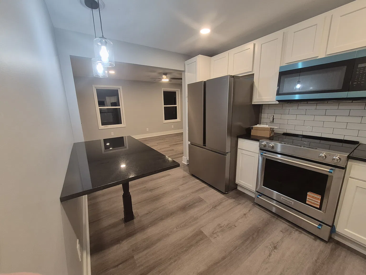 3 bed, 864 sqft, $1,700 — Photo 2