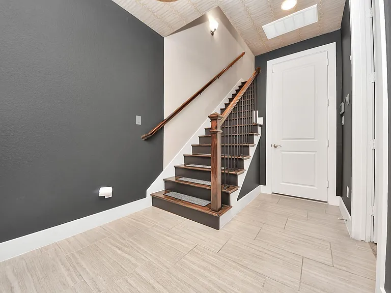 2704 Freund St — Photo 9